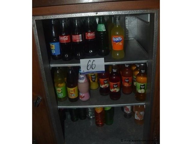 Diverse flessen frisdrank en sappen, o.a. coca-cola, fanta, lipton ice tea, minute maid - afbeelding 1 van  4