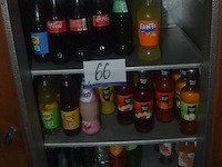Diverse flessen frisdrank en sappen, o.a. coca-cola, fanta, lipton ice tea, minute maid - afbeelding 1 van  4