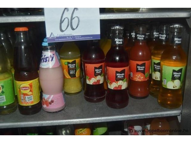 Diverse flessen frisdrank en sappen, o.a. coca-cola, fanta, lipton ice tea, minute maid - afbeelding 3 van  4