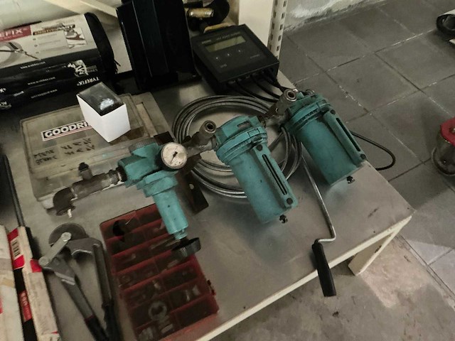 Diverse garage benodigdheden - afbeelding 1 van  2