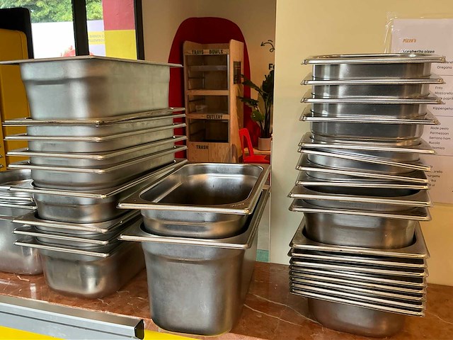 Diverse gastronormbakken (88x) - afbeelding 1 van  6