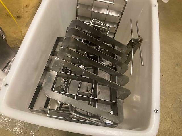 Diverse gedemonteerde rvs onderdelen van pompen - afbeelding 2 van  11