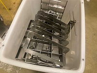 Diverse gedemonteerde rvs onderdelen van pompen - afbeelding 2 van  11