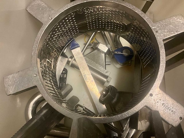 Diverse gedemonteerde rvs onderdelen van pompen - afbeelding 5 van  11