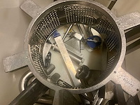 Diverse gedemonteerde rvs onderdelen van pompen - afbeelding 5 van  11