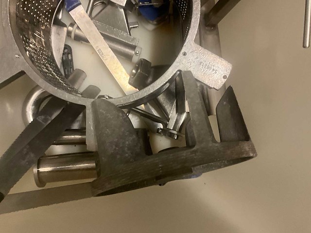 Diverse gedemonteerde rvs onderdelen van pompen - afbeelding 6 van  11