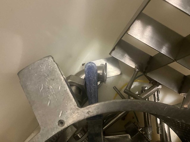 Diverse gedemonteerde rvs onderdelen van pompen - afbeelding 9 van  11