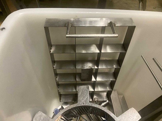 Diverse gedemonteerde rvs onderdelen van pompen - afbeelding 10 van  11