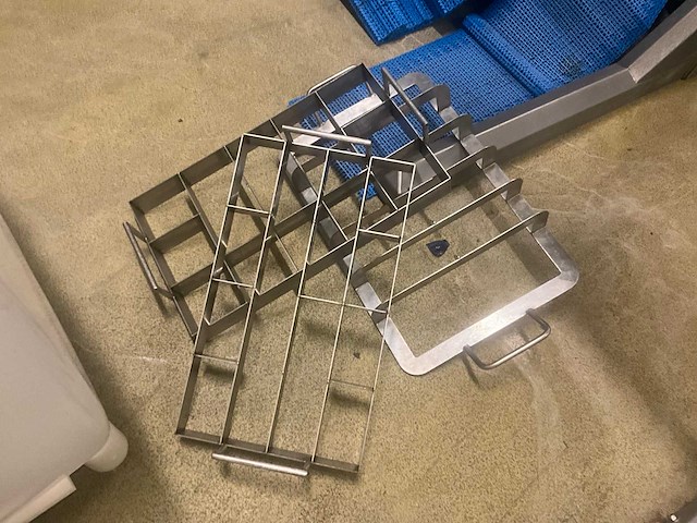 Diverse gedemonteerde rvs onderdelen van pompen - afbeelding 11 van  11