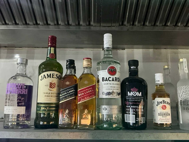 Diverse geestrijke dranken (43x) - afbeelding 2 van  4
