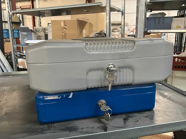 Diverse geldkoffers (2x) - afbeelding 1 van  4