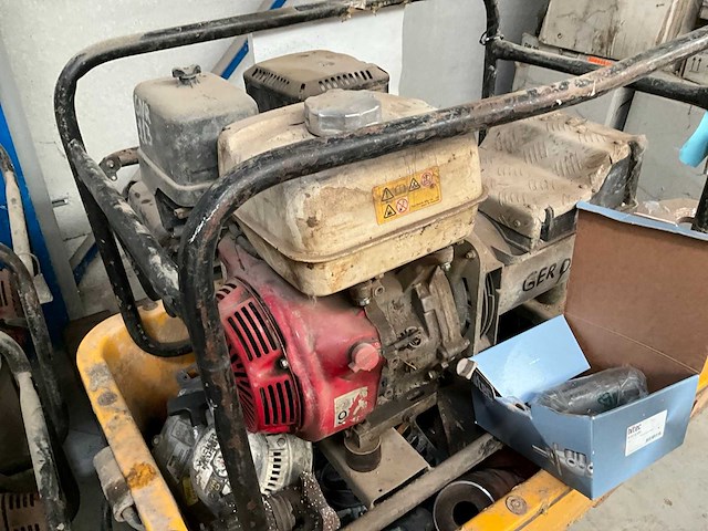 Diverse generatoren (defect) (16x) - afbeelding 10 van  20