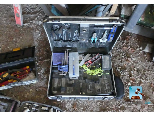 Diverse gereedschappen en ijzerwaren - afbeelding 18 van  20