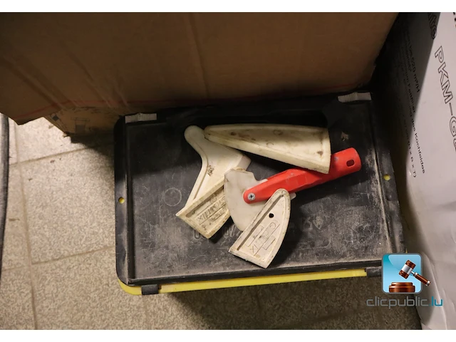 Diverse gereedschappen en schroeven - afbeelding 8 van  27