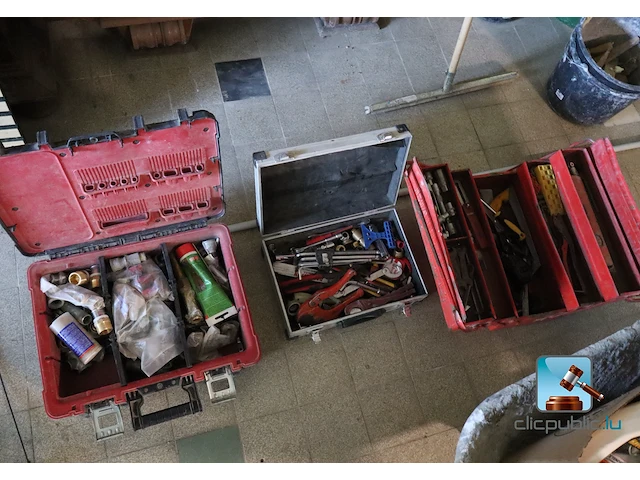 Diverse gereedschappen en schroeven - afbeelding 1 van  27
