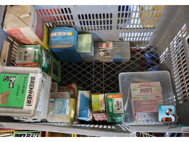 Diverse gereedschappen en schroeven - afbeelding 17 van  27