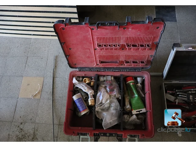 Diverse gereedschappen en schroeven - afbeelding 12 van  27