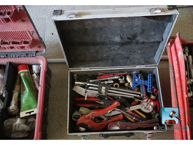 Diverse gereedschappen en schroeven - afbeelding 21 van  27