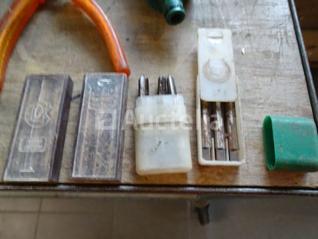 Diverse gereedschappen in een grote gereedschapsbak - afbeelding 2 van  15