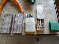 Diverse gereedschappen in een grote gereedschapsbak - afbeelding 2 van  15