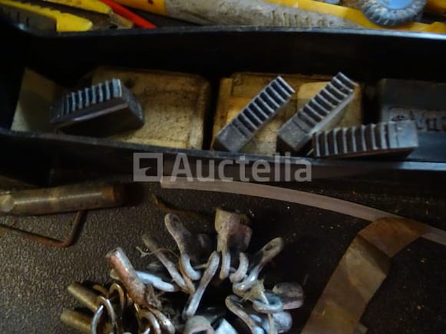 Diverse gereedschappen in een grote gereedschapsbak - afbeelding 3 van  15