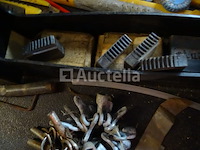 Diverse gereedschappen in een grote gereedschapsbak - afbeelding 3 van  15