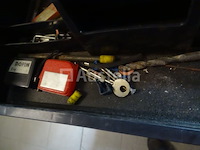 Diverse gereedschappen in een grote gereedschapsbak - afbeelding 4 van  15