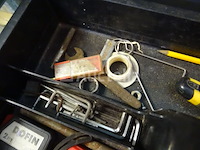 Diverse gereedschappen in een grote gereedschapsbak - afbeelding 5 van  15