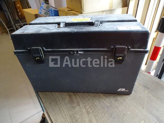 Diverse gereedschappen in een grote gereedschapsbak - afbeelding 6 van  15