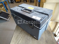 Diverse gereedschappen in een grote gereedschapsbak - afbeelding 7 van  15