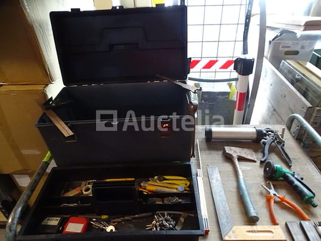 Diverse gereedschappen in een grote gereedschapsbak - afbeelding 1 van  15