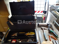 Diverse gereedschappen in een grote gereedschapsbak