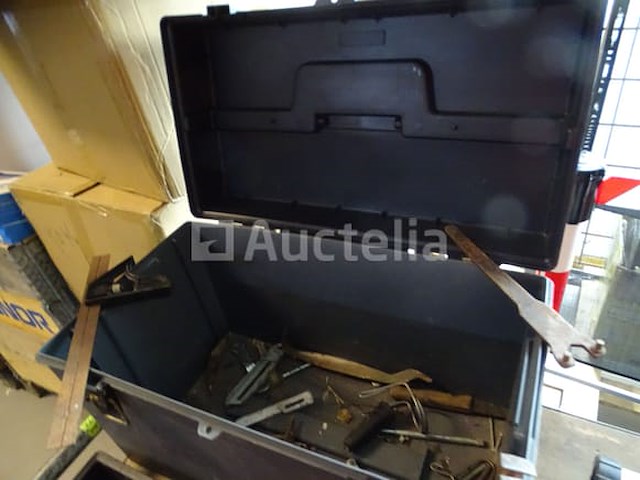 Diverse gereedschappen in een grote gereedschapsbak - afbeelding 8 van  15