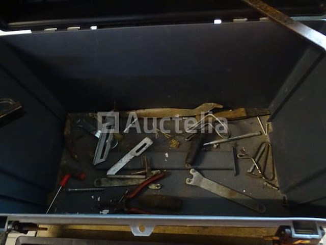 Diverse gereedschappen in een grote gereedschapsbak - afbeelding 9 van  15