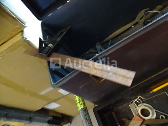 Diverse gereedschappen in een grote gereedschapsbak - afbeelding 10 van  15