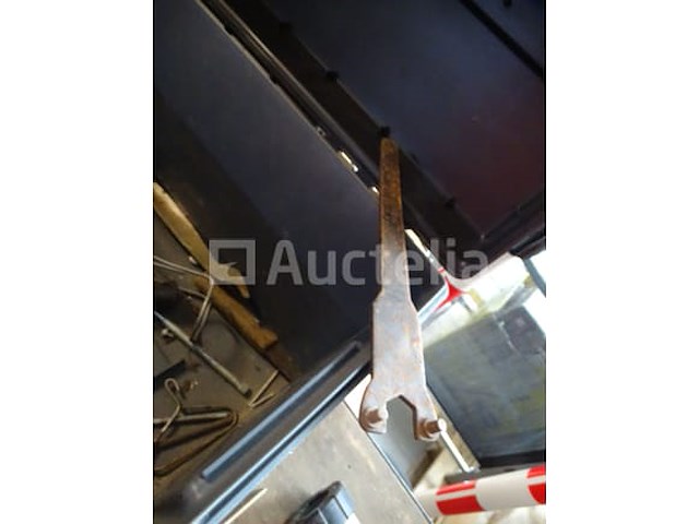 Diverse gereedschappen in een grote gereedschapsbak - afbeelding 11 van  15