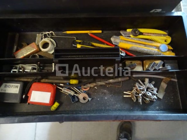 Diverse gereedschappen in een grote gereedschapsbak - afbeelding 12 van  15