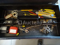 Diverse gereedschappen in een grote gereedschapsbak - afbeelding 12 van  15