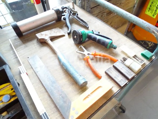 Diverse gereedschappen in een grote gereedschapsbak - afbeelding 13 van  15