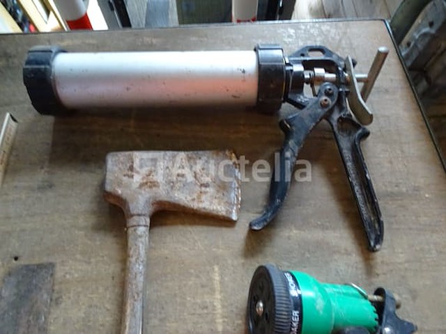 Diverse gereedschappen in een grote gereedschapsbak - afbeelding 14 van  15