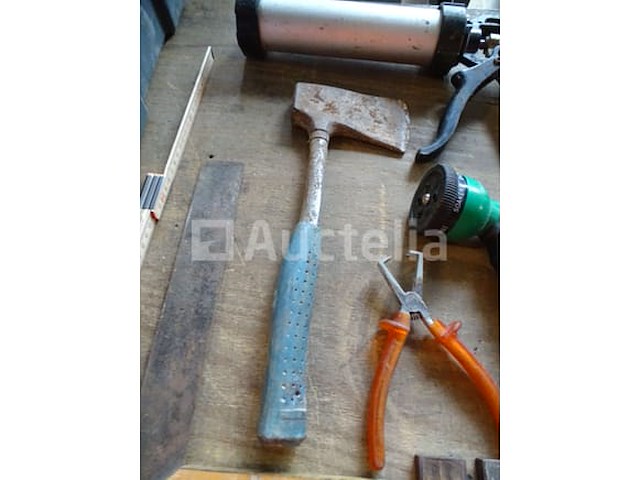 Diverse gereedschappen in een grote gereedschapsbak - afbeelding 15 van  15