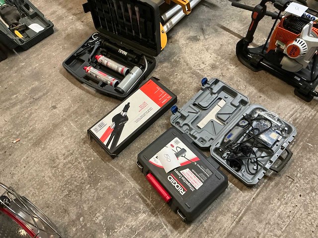 Diverse gereedschappen - afbeelding 1 van  7