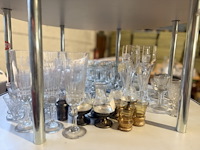 Diverse glazen en glaswerk - afbeelding 1 van  7