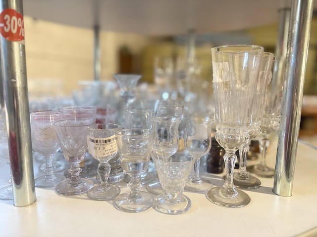 Diverse glazen en glaswerk - afbeelding 2 van  7