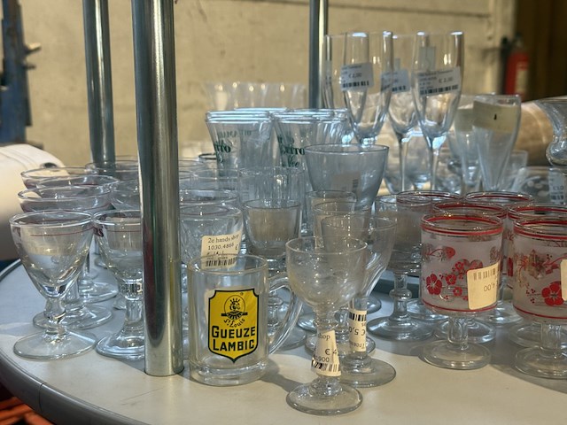 Diverse glazen en glaswerk - afbeelding 4 van  7