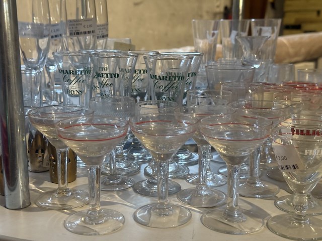 Diverse glazen en glaswerk - afbeelding 6 van  7