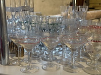 Diverse glazen en glaswerk - afbeelding 6 van  7