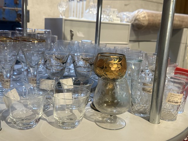 Diverse glazen en glaswerk - afbeelding 1 van  7