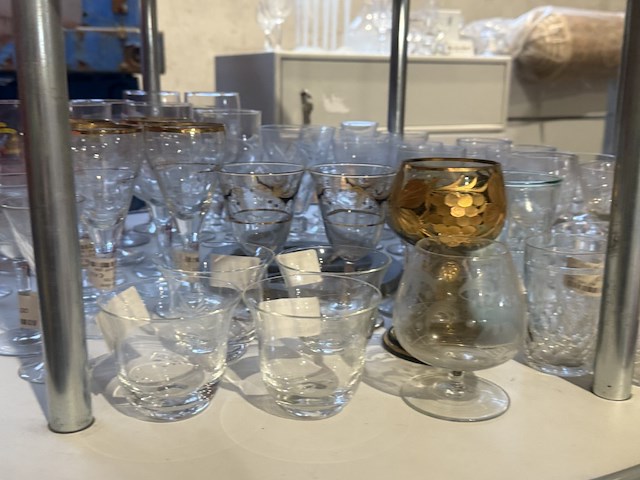 Diverse glazen en glaswerk - afbeelding 2 van  7