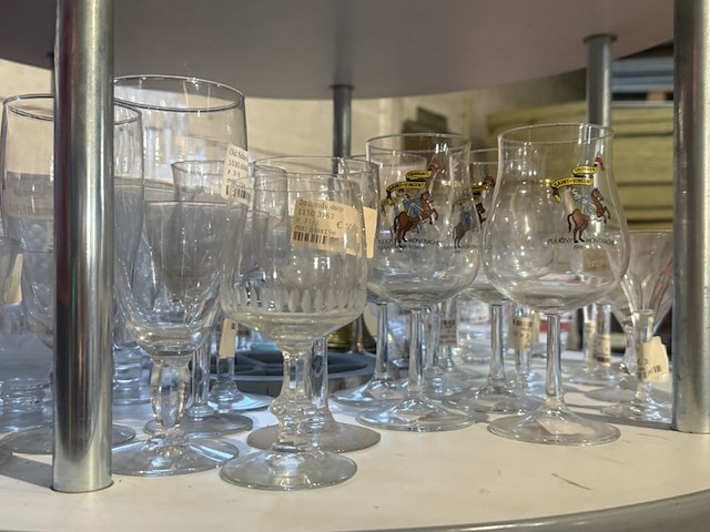 Diverse glazen en glaswerk - afbeelding 5 van  7